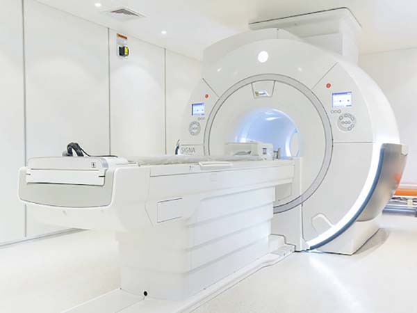 Kiểm tra ung thư thanh quản bằng phương pháp chụp cộng hưởng từ MRI