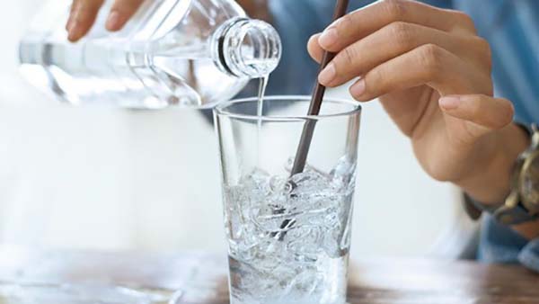 Người bị ung thư lưỡi nên uống đủ nước lọc mỗi ngày