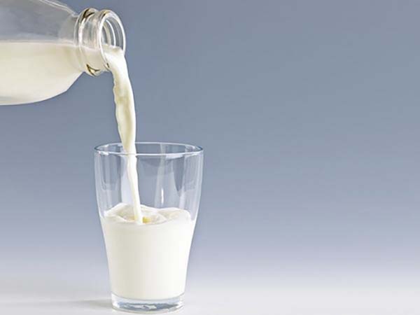 Người bị ung thư lưỡi nên uống sữa