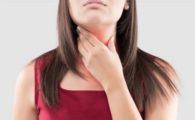 Dấu hiệu ung thư vòm họng là nổi hạch vùng cổ gây đau đớn, khó chịu khi nói chuyện, ăn uống 