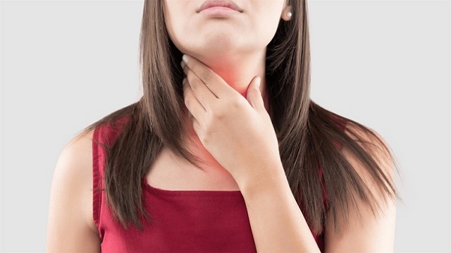 Dấu hiệu ung thư vòm họng là nổi hạch vùng cổ gây đau đớn, khó chịu khi nói chuyện, ăn uống 