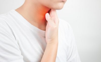 Đau đớn, sưng tấy vùng cổ họng là dấu hiệu ung thư tuyến giáp thường gặp
