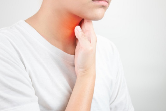 Đau đớn, sưng tấy vùng cổ họng là dấu hiệu ung thư tuyến giáp thường gặp
