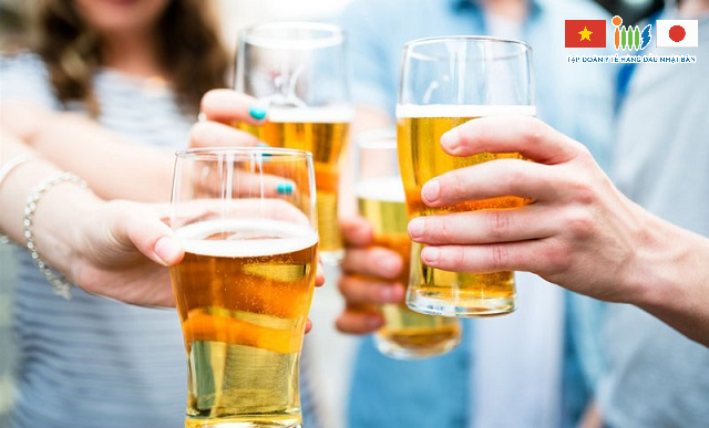 Sử dụng rượu bia, chất kích thích trong thời gian dài có thể gây tổn thương dạ dày và khoang miệng dẫn đến ung thư lưỡi