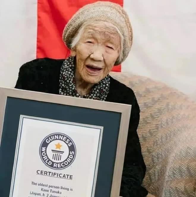 Hình ảnh cụ bà Tanaka Riko cùng chứng nhận kỷ lục Guinness (Nguồn: VnExpress)